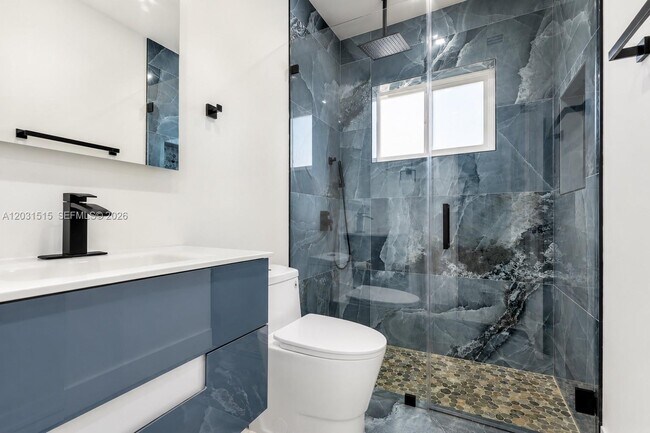 Foto del edificio - 8819 Dickens Ave
