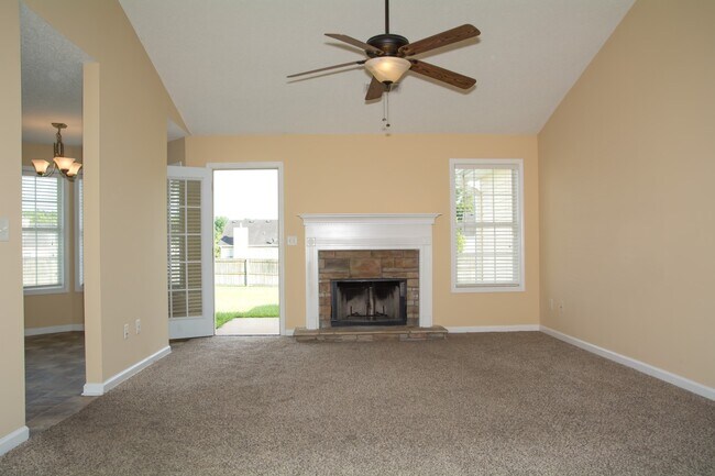 Foto del edificio - Exceptional 3BR / 2BA Ranch with Expansive Back Yard & Privacy Fence!