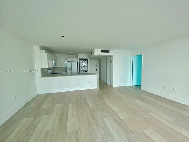 Building Photo - 1450 Brickell Bay Dr