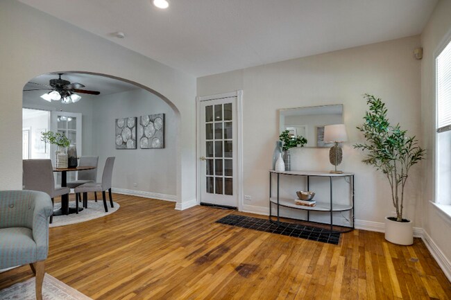 Foto del edificio - 2242 W Magnolia Ave