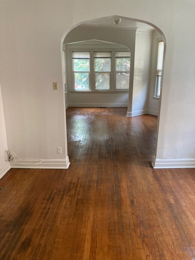 Living/Dining Area - 1825 W Addison St