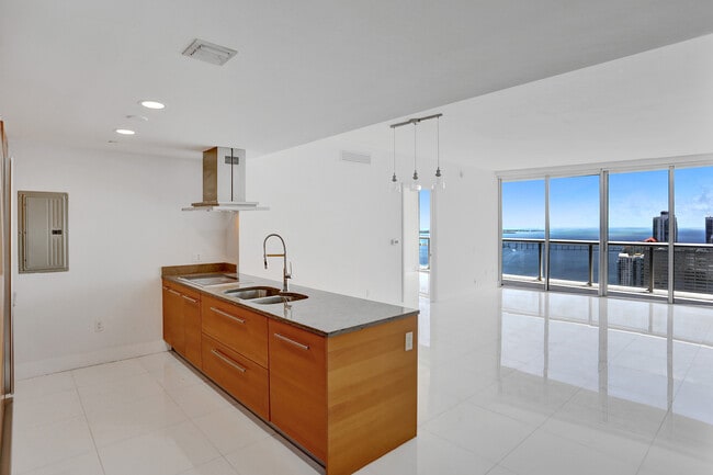 Building Photo - 495 Brickell Ave