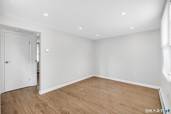 Foto del edificio - 221 Meadows End Rd