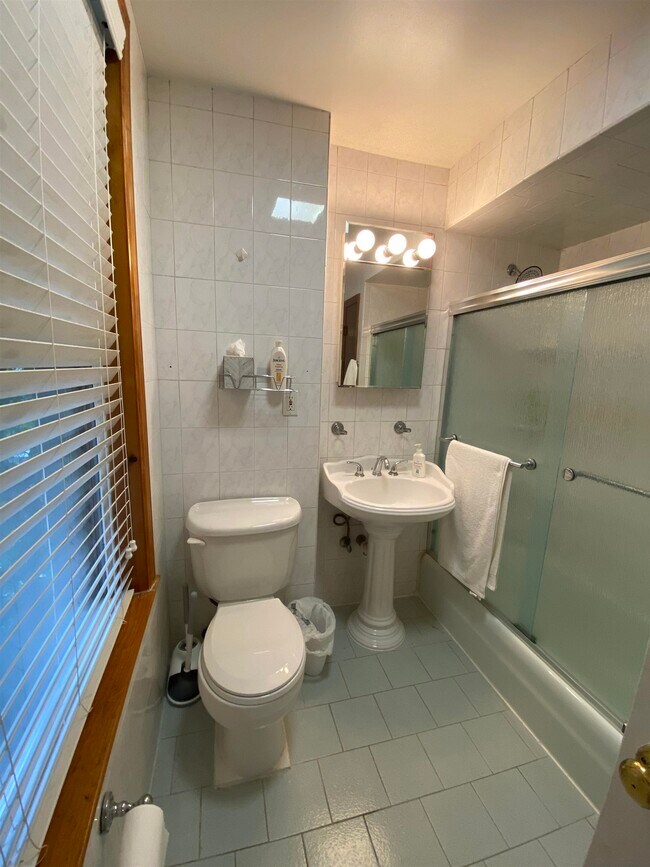 Building Photo - 513 Willow Ave