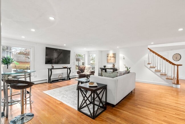 Building Photo - 850 Dedham St