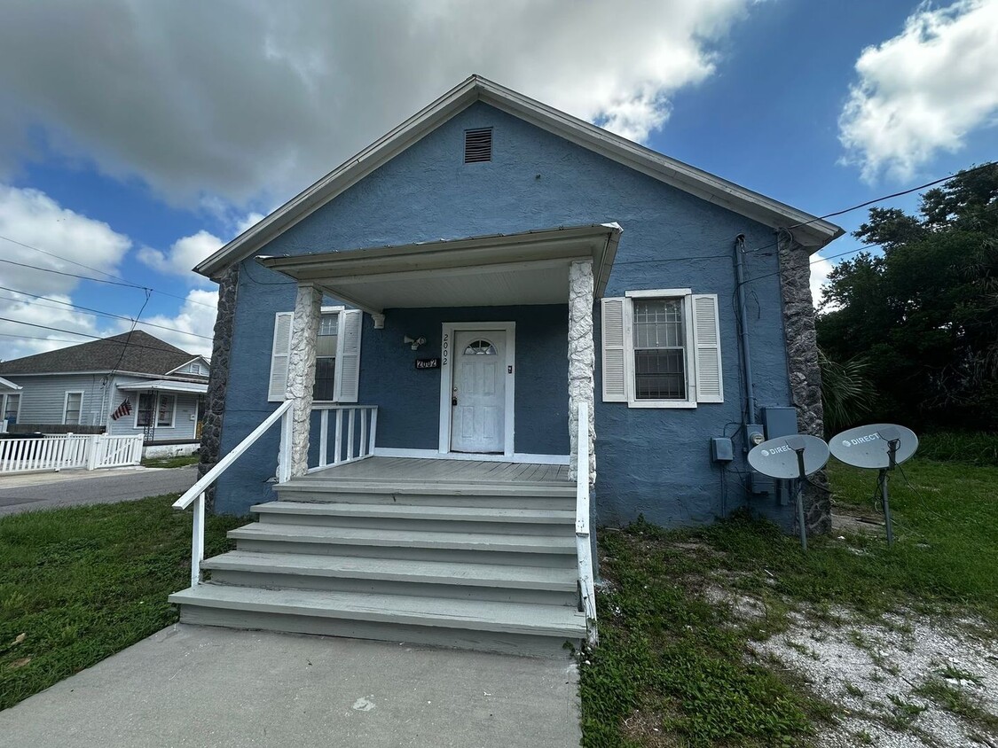 Foto principal - Spacious 4-Bedroom Home in Vibrant Ybor Ci...