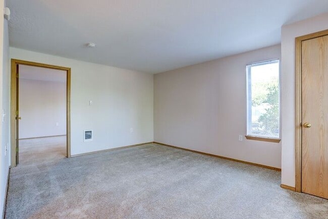Building Photo - Beautifully remodeled 1 bedroom unit with washer/dryer included!