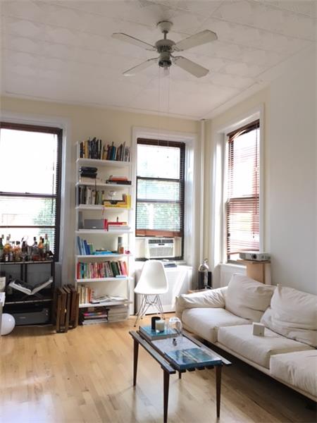 Foto del edificio - 572 Henry St
