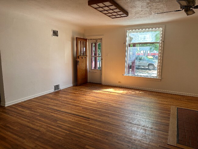 Building Photo - 417 N 3rd St