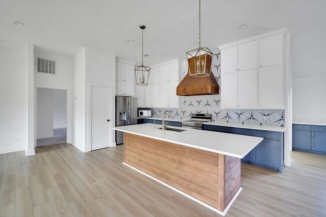 Building Photo - 3301 Yellowstone Dr