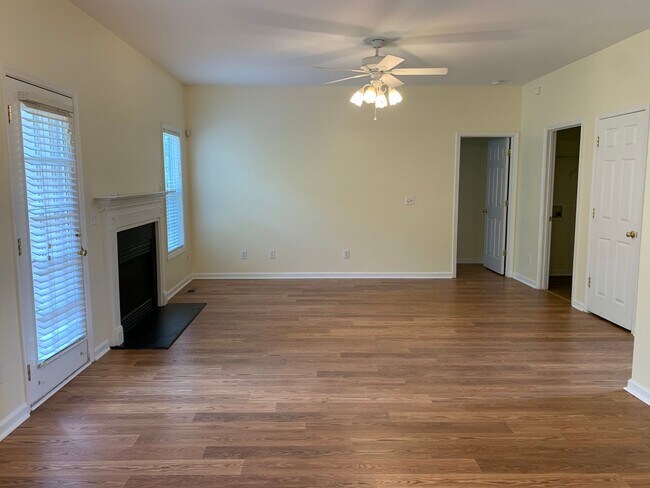 Foto del edificio - SPACIOUS HOME WITH DOWNSTAIRS PRIMARY BEDROOM AND BATH- LAKE WHEELER/ FARMER'S MARKET AREA