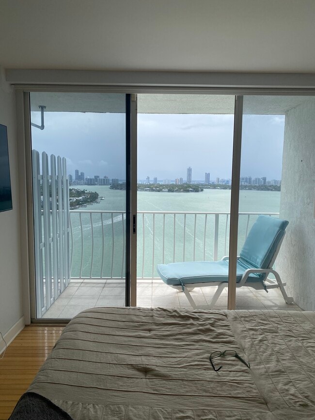 Building Photo - 7601 E Treasure Dr