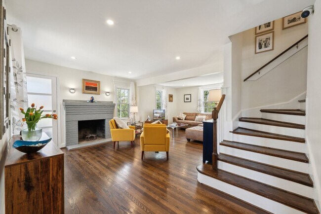 Building Photo - Spacious & Renovated Rental Home on Oversi...