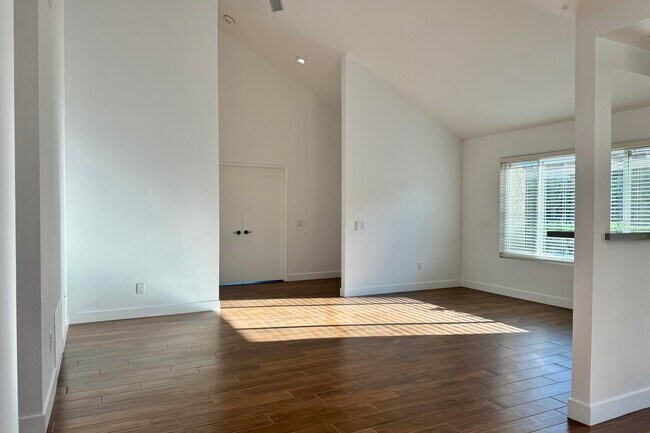 Building Photo - 74880 San Simeon Dr