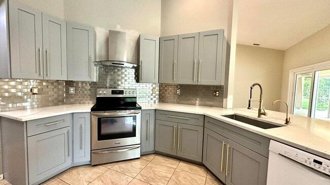 Building Photo - 15520 Key Lime Blvd