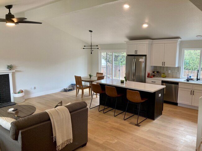 Main living area - furnished - 1270 Kirston St