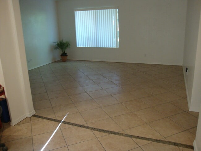 Building Photo - 262 S Santa Fe Ave