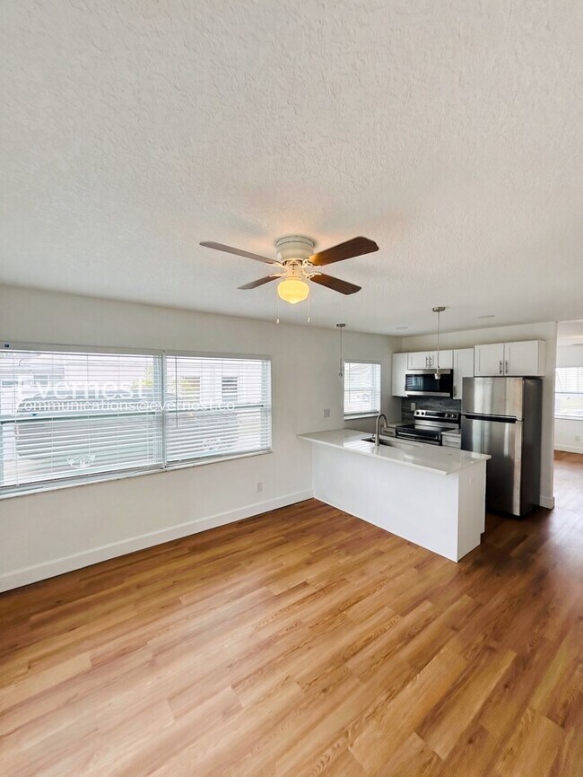 Foto del edificio - 2070 Loma Linda Way N