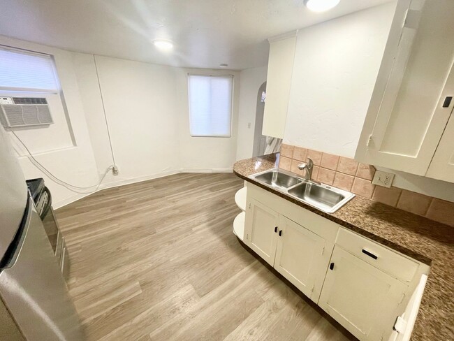 Building Photo - Super Cute 1bd/1b- Downtown - Pet Friendly...
