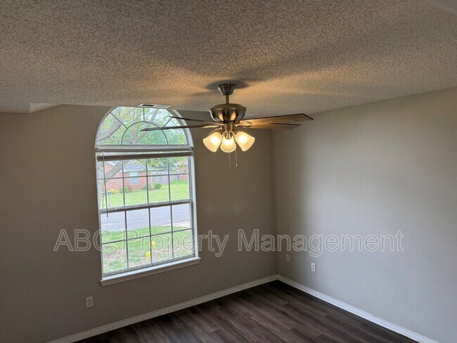 Building Photo - 313 Summerset St