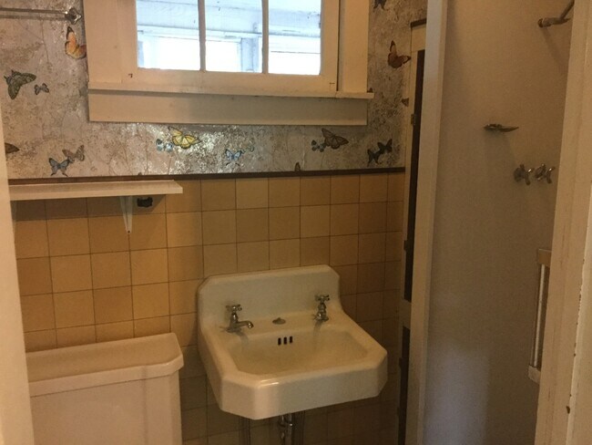 Foto del edificio - Centrally Located Home on Corner Lot with Small Pets Considered