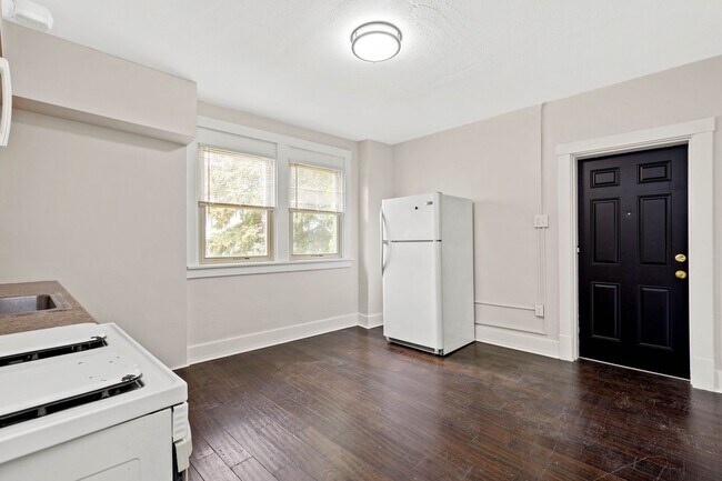 Foto del edificio - 644-650-650 Center Ave