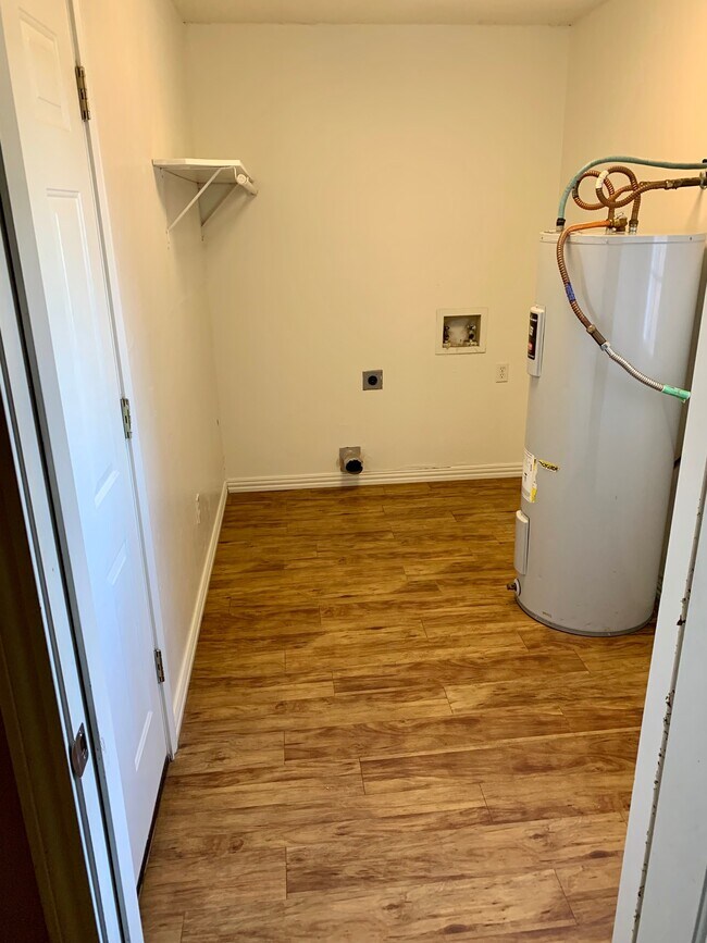 Washer and Dryer hookups - 1235 Jefferson St E