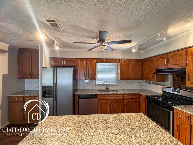 Foto del edificio - 6625 Charter Oaks Cir
