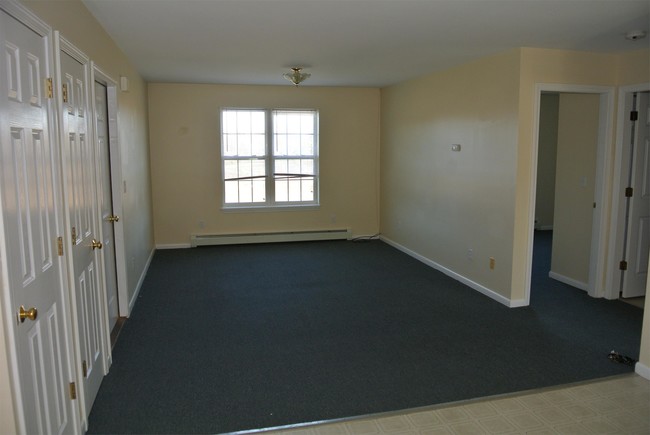 Building Photo - 39 Ducas Dr