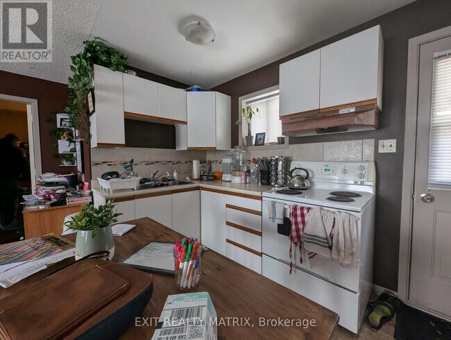 Building Photo - 2039 44