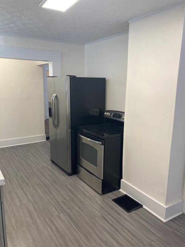 Foto del edificio - Two bedroom House For Rent S. Floyd Street