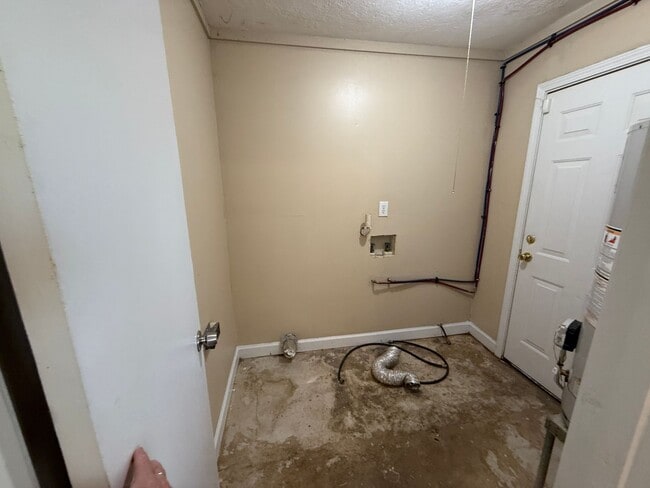 Building Photo - SELF TOURING AVAILABLE - Nice House with F...