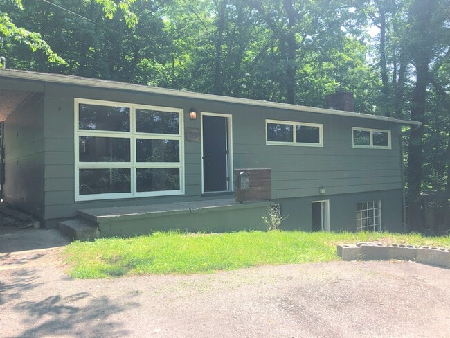 Building Photo - 1784 Crestmont Dr