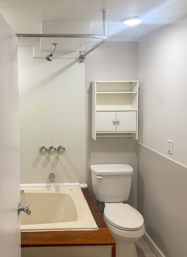 Building Photo - 1-Bedroom 1-Bathroom Apartment For Rent