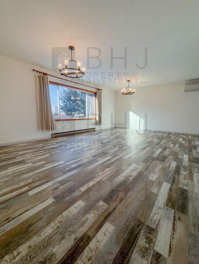 Building Photo - Newly Updated 4 bed/ 2 bath Single Family Home!