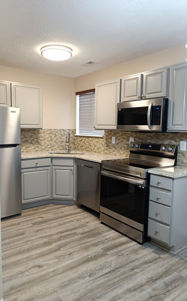 Foto del edificio - 1305 Monroe Blvd