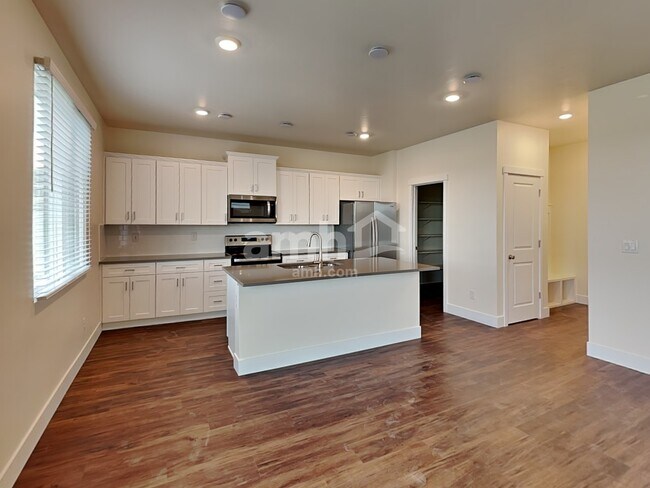 Building Photo - 1052 S Woodsome Ave