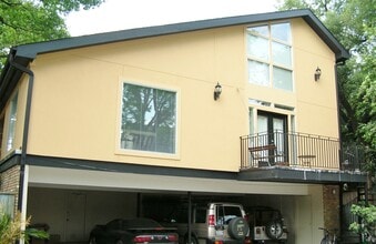 Building Photo - 2302 Robinhood St