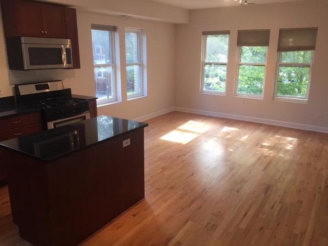 Building Photo - Fantastic and spacious 3bed/3ba in Lake view!