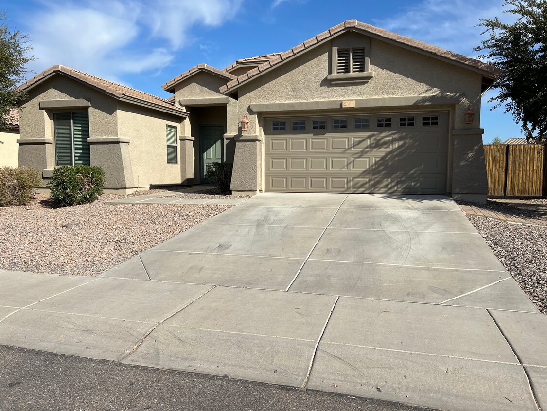 Foto principal - Great Chandler home 4 beds 3 baths