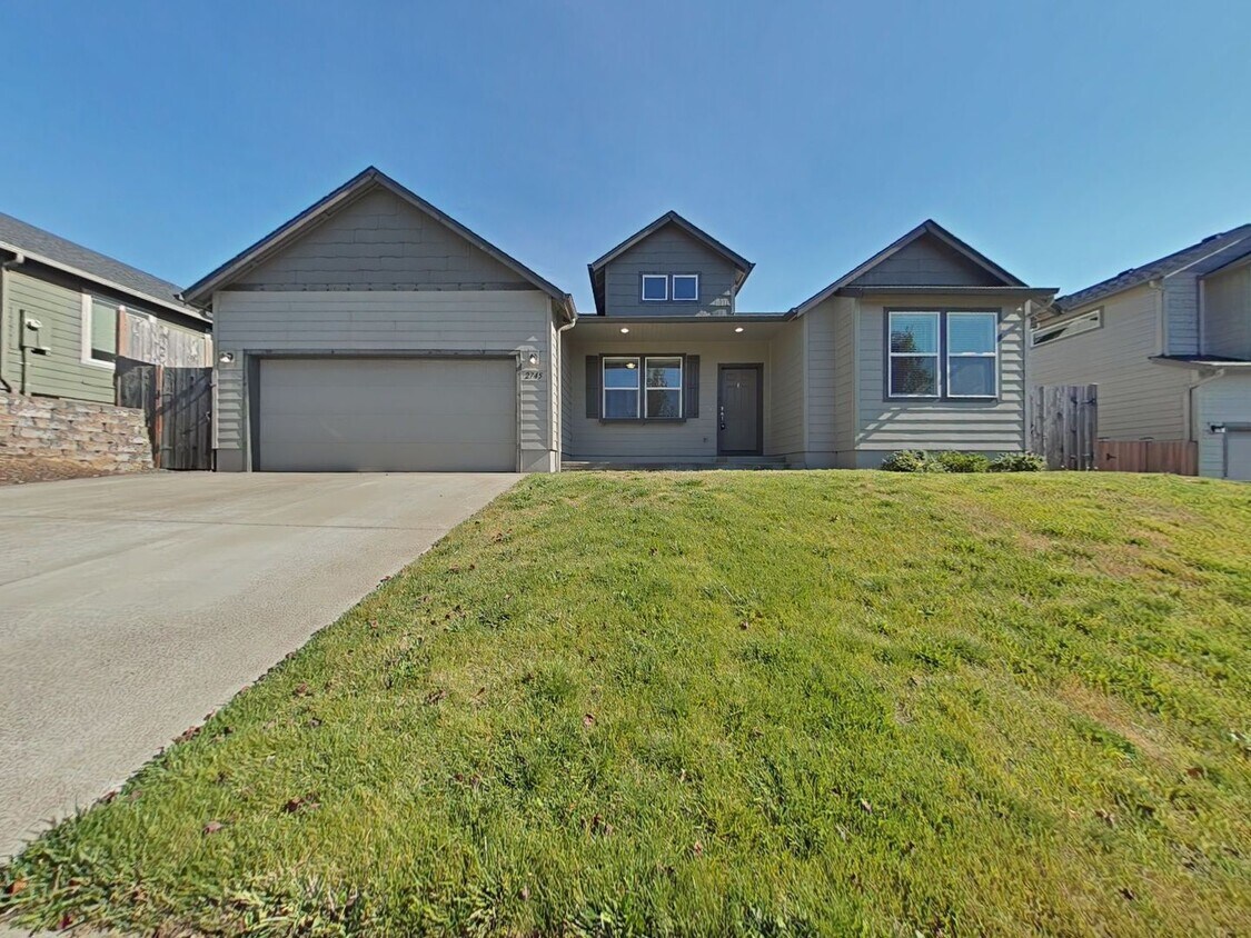 Primary Photo - 4 Bedroom House ~ Albany ~ Pet Friendly