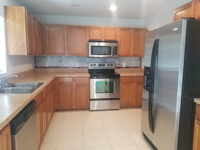 Foto del edificio - 4 Bedroom /2.5 bath Spacious Home In Sanfo...