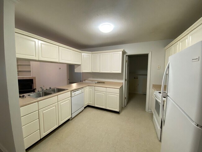 Building Photo - 606 Elm