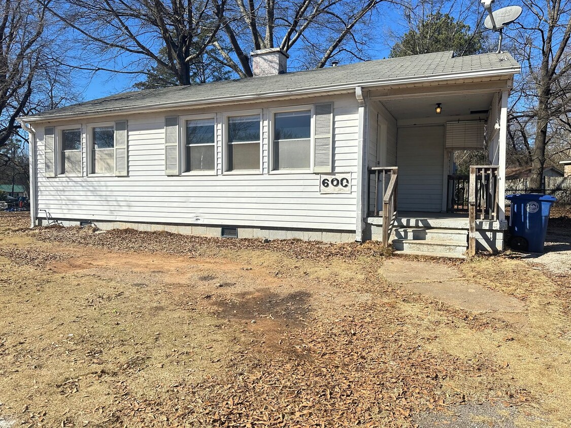 Primary Photo - Home for rent in Roebuck **ACCEPTS SECTION...