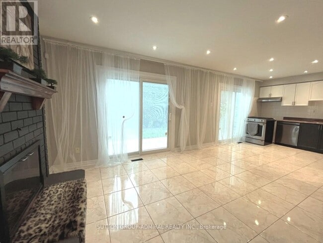 Building Photo - 71 Covent Cres