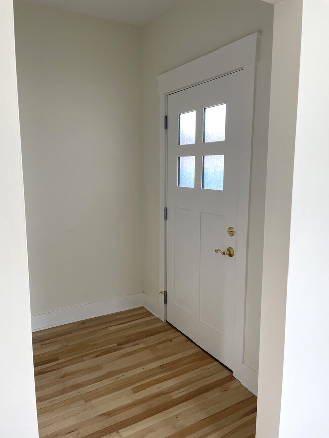 Entry - 2081 Vermont St