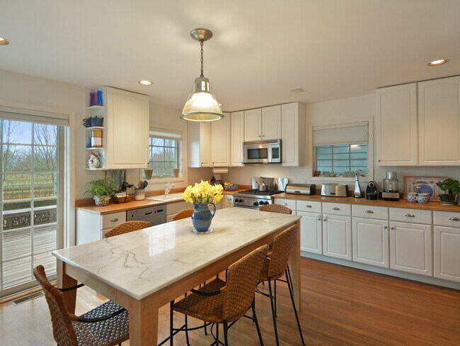 Building Photo - 136 Summerfield Ln