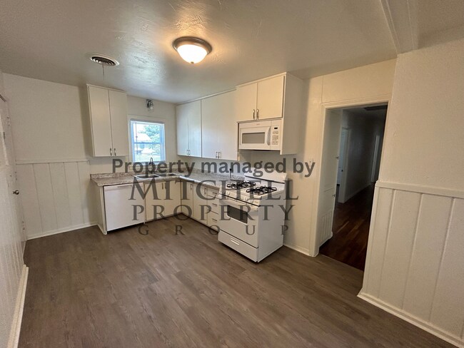 Foto del edificio - Welcome to 4103 S. Lipscomb! Charming 4 be...
