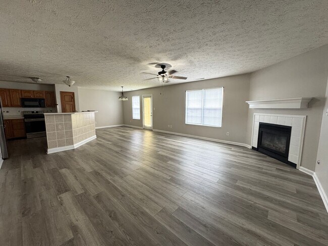 Foto del edificio - 684 Hummingbird Ln
