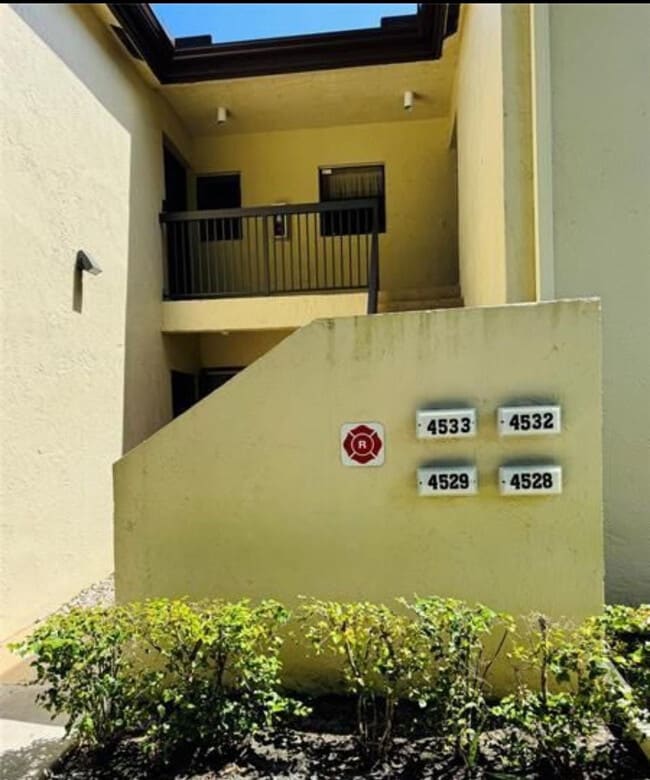 Foto del edificio - 4529 Carambola Cir S